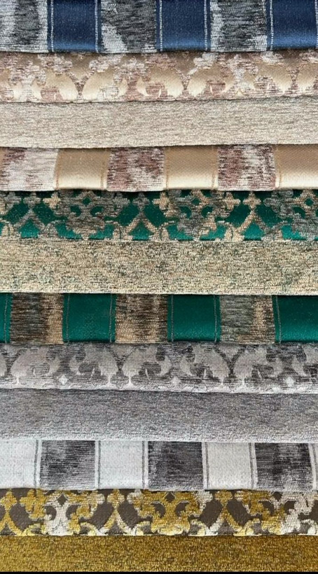 کوسن طرح خاتون رنگ طوسی و طوسی خردلی
